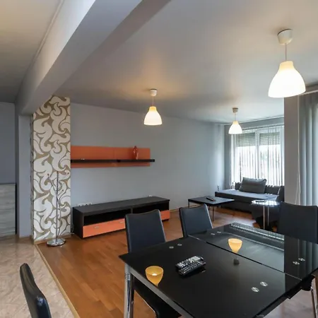 Nadia's Breeze - Spacious 1br Near The *