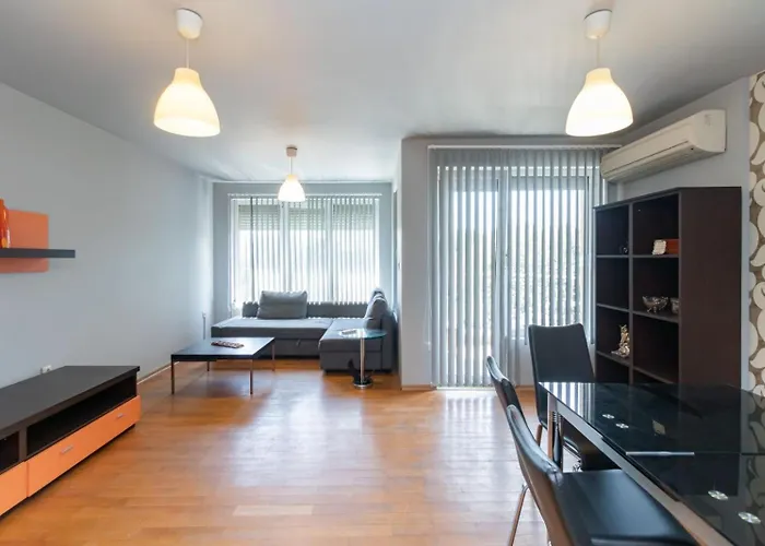 Nadia's Breeze - Spacious 1br Near The فارنا