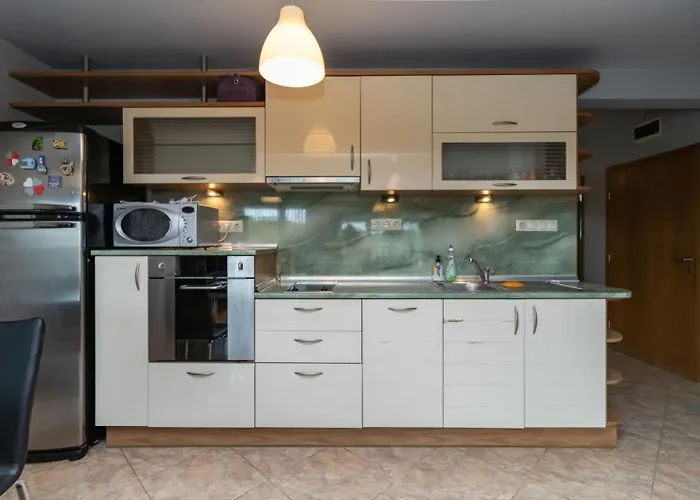 Nadia's Breeze - Spacious 1br Near The Daire *