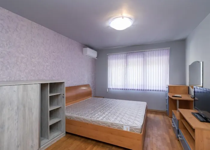 Nadia's Breeze - Spacious 1br Near The Varna