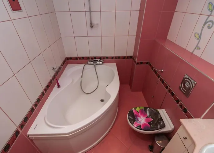 Nadia's Breeze - Spacious 1br Near The Daire